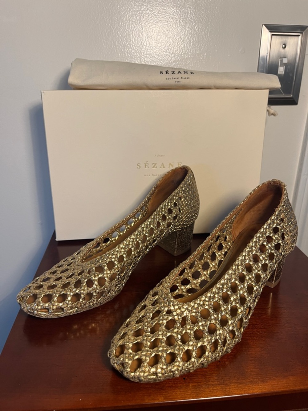 Sézane Low Court Laura Gold Woven Women's Shoes 2 in block heel EUC